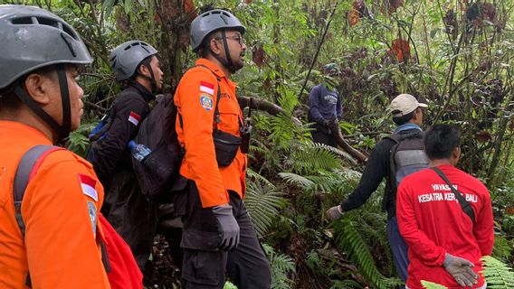 SAR小组在塔巴南巴图卡鲁山上发现了Eka Putri Pratiwi的登山者