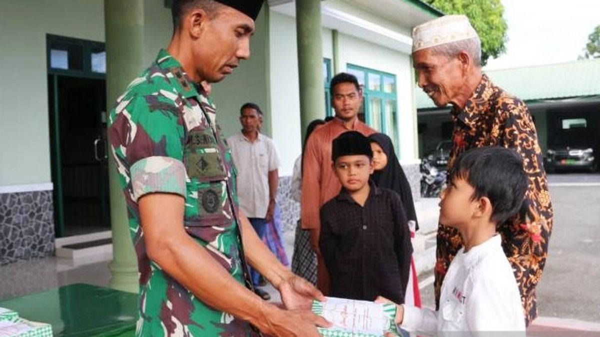 During Ramadan, West Aceh Kodim Provides Free Iftar Food