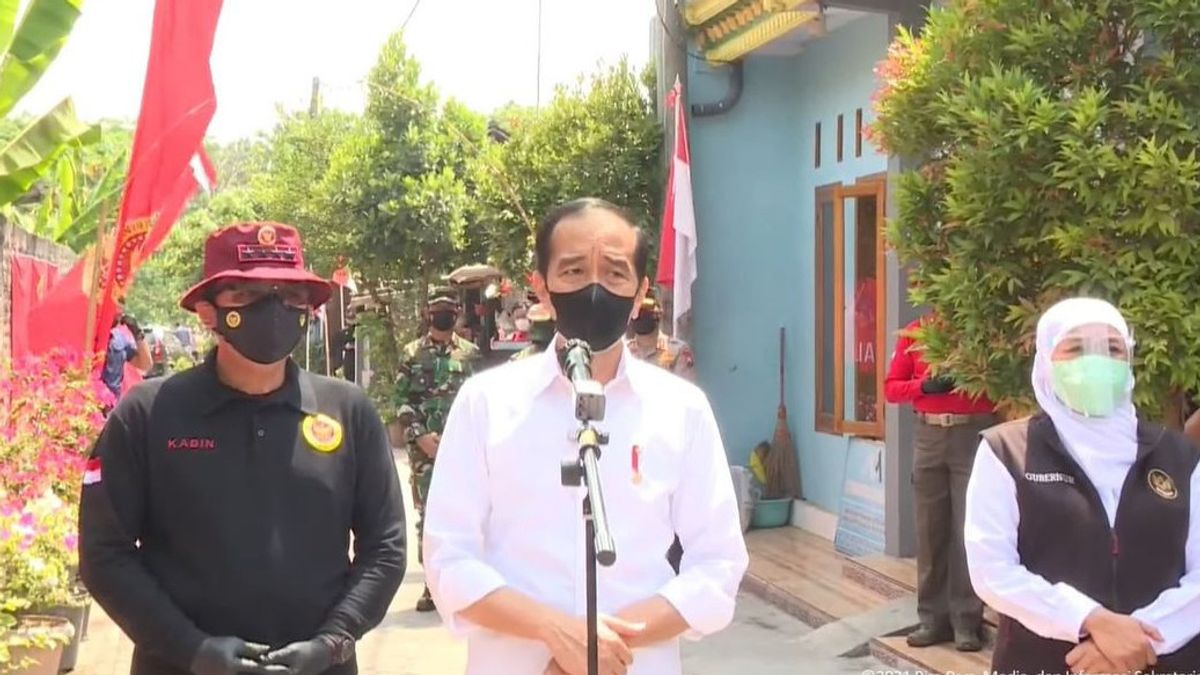 Jokowi Tinjau Vaksinasi Door to Door di Gang Kampung Pesilat, Madiun