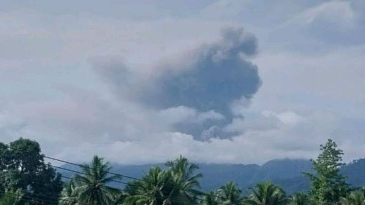 ドゥコノ山の火山灰の爆発は1,900メートルに上昇します