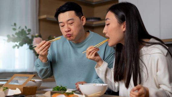 休暇中に食べることをほとんどしないように、次の8つのヒントに従ってください