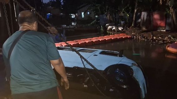 Gegara Salah Pilih Jalan, Angkot Di Jaksel Terburuk Di Sungai Saat Banjir