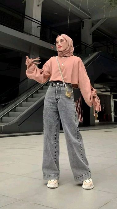 Tampil <i>Stylish</i> Tapi Tetap Sopan, Ini 5 Inspirasi <i>Mix and Match Crop Top</i> Hijab