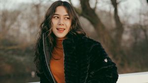 Tak Pakai Aksesoris Berlebihan, Intip 7 Potret Cantik Adinda Thomas Berpenampilan Sederhana