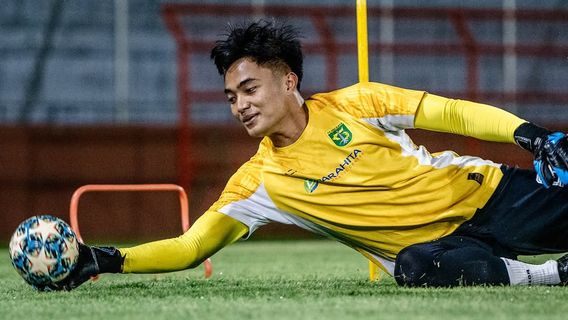 被帕特里克·克鲁维特(Patrick Kluivert)叫来,欧南多·阿里(Ernando Ari)在印尼国家队之前专注于Persebaya Dulu