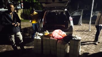 Nissan X Trail Driver In Aceh Besar Steps On The Gas When Stopped By Police, Turns Out To Transport 5 Sacks Of Cannabis