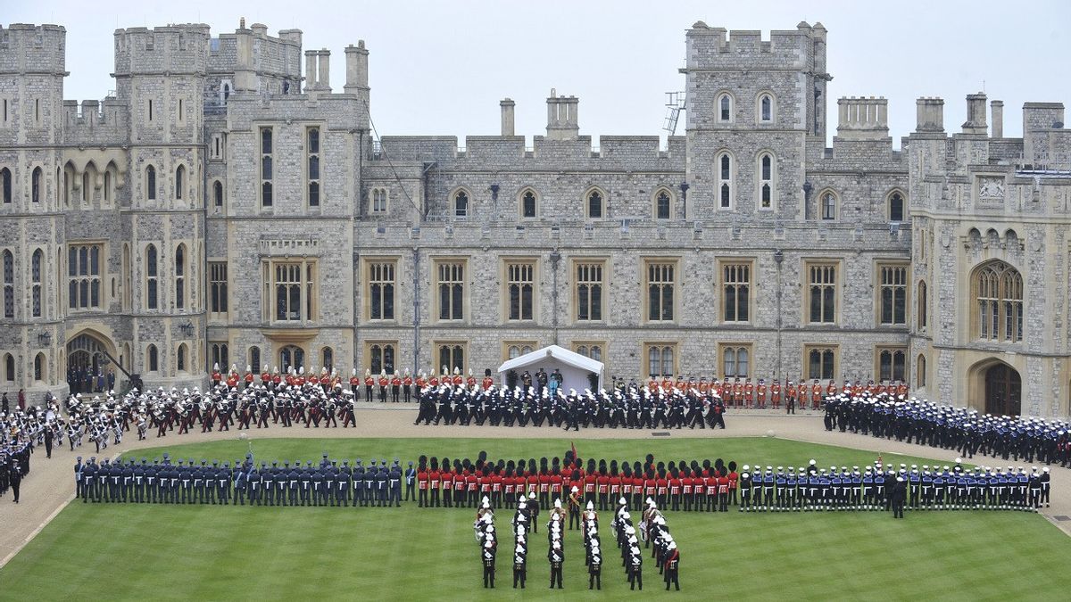 Un Intrus Armé Dans L’enceinte Du Château De Windsor Arrêté Alors Que La Reine Elizabeth II Et Le Prince Charles Célèbrent Noël