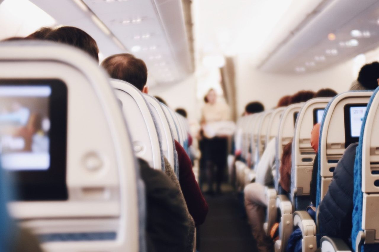 なぜ飛行機で靴を脱ぐことが推奨されないのですか?その理由をここで確認してください