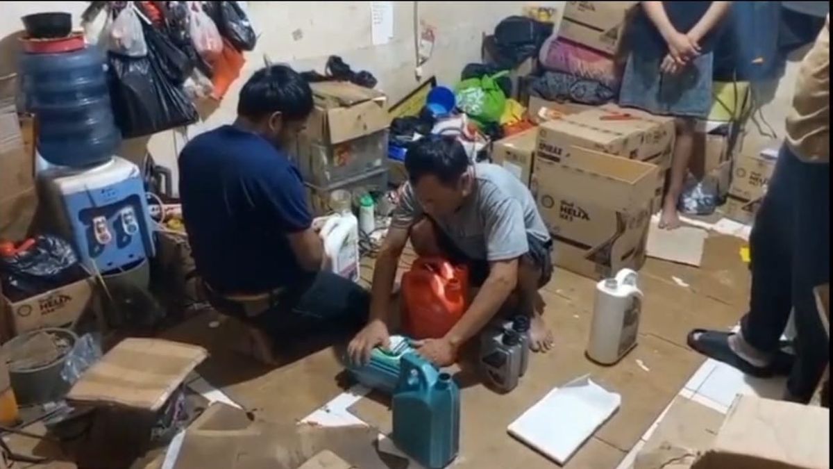 Pabrik Oli Palsu di Jakarta Barat Digerebek Polisi, 3 Orang Ditangkap