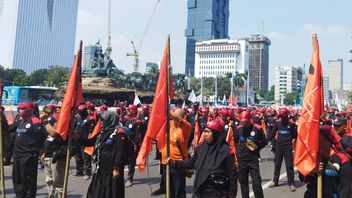 タペラとUKTを拒否するデモ、馬像エリアで密集した黒い服を着た何百人もの人々