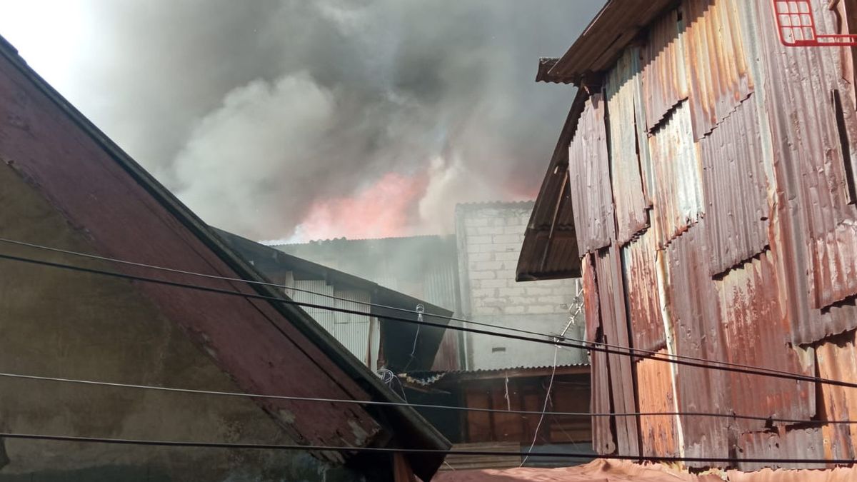 Bangunan Semi Permanen di Kawasan Tambora Jakbar Terbakar, 24 Mobil Damkar Dikerahkan