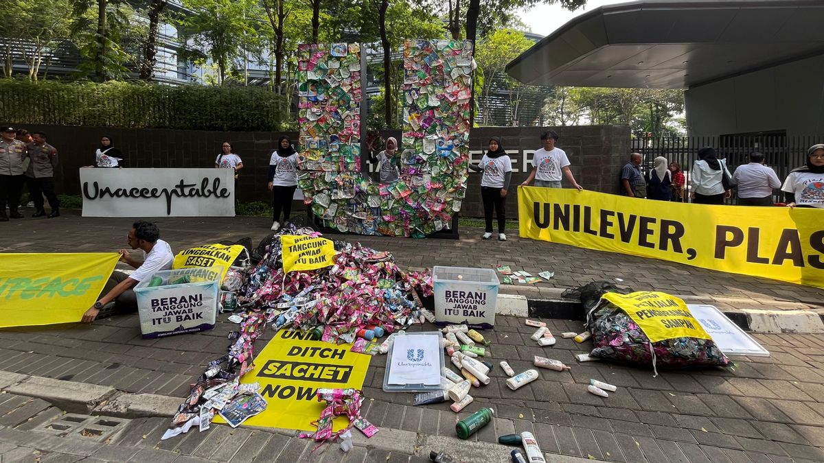 Coïncidant avec l’agenda RUPS, Greenpeace apporte des ensemble d’emballages en plastique produits par Unilever
