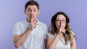 5 Alasan Kenapa Anda dan Pasangan Penting Menjaga Rahasia Hubungan Berdua