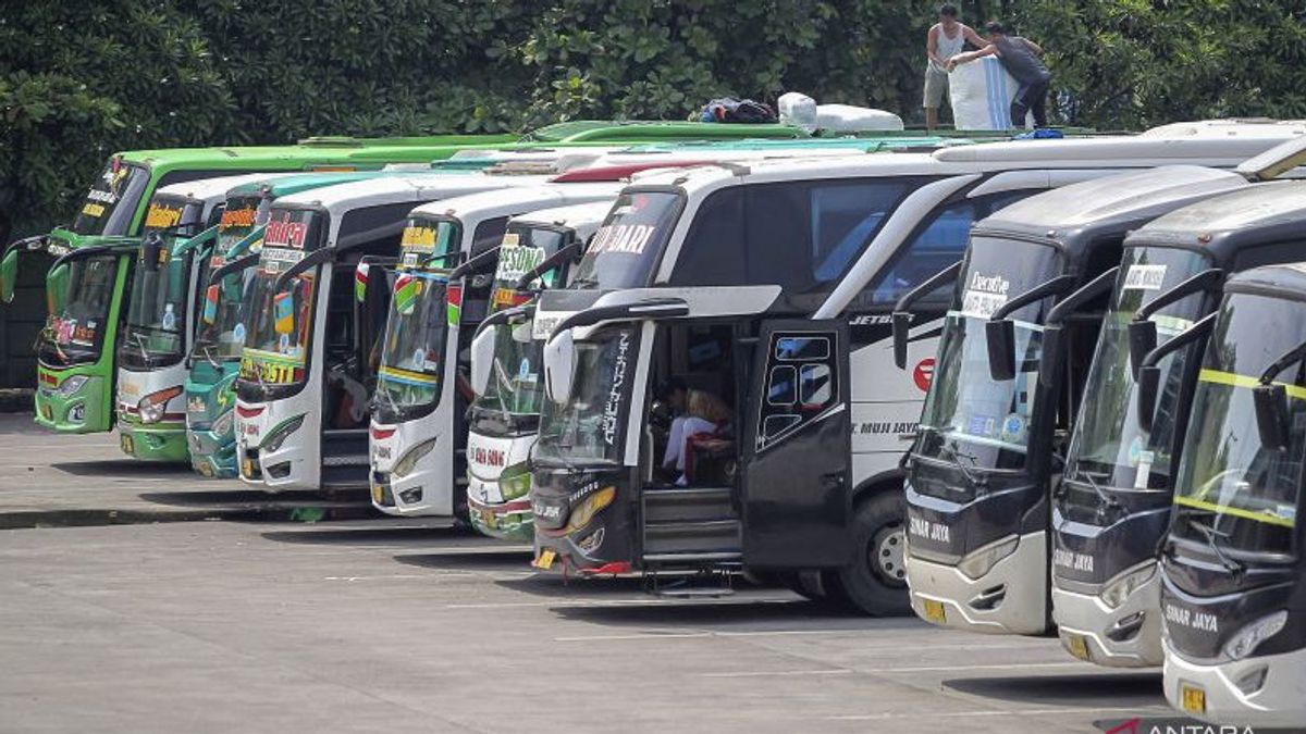 Terminal Pulo Gebang Diprediksi Alami Puncak Lonjakan Pemudik pada 27 April