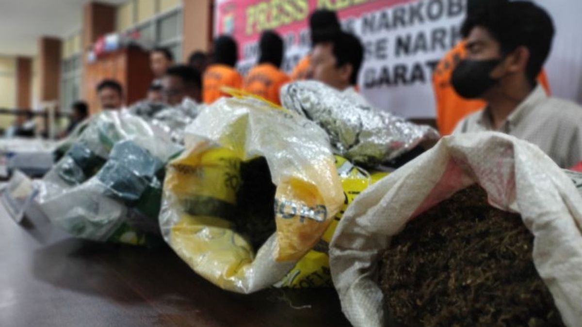 在靠在马诺夸里港前2小时，携带6.3公斤大麻的年轻人在KM Sinabung被警方逮捕