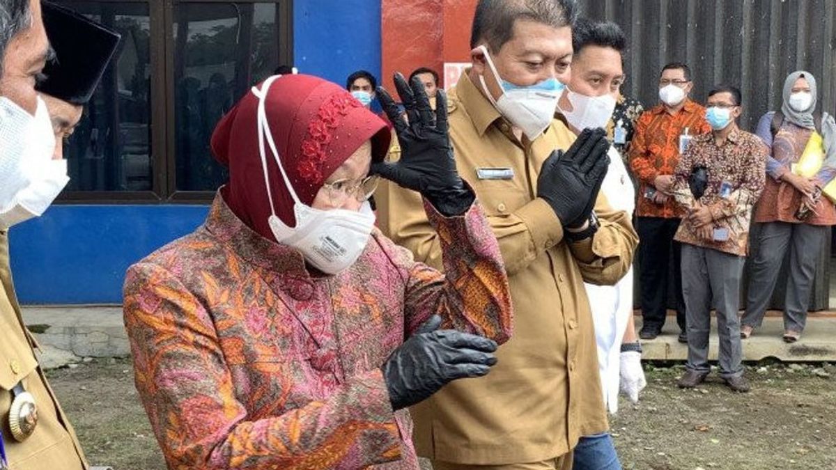 Pasien COVID di Malang Meroket, Mensos Risma: Nanti Saya Akan Kirim 10 Tenda