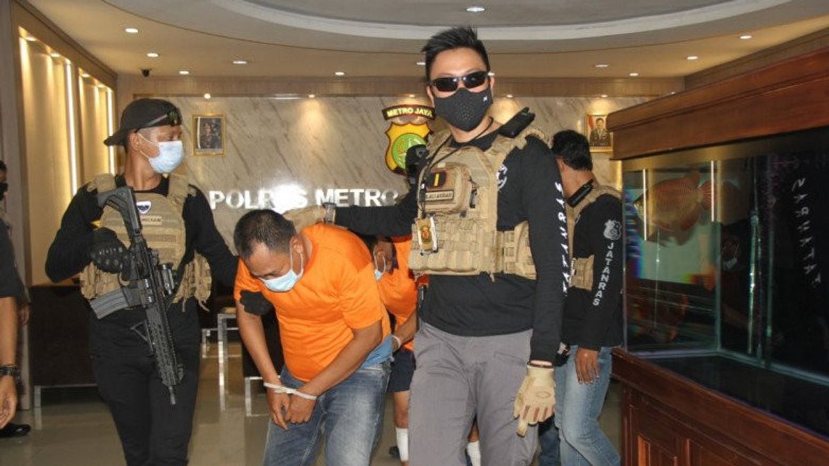 警方在雅加达西部逮捕了强盗专家潘达瓦集团，与巴迪克展开了一些战斗