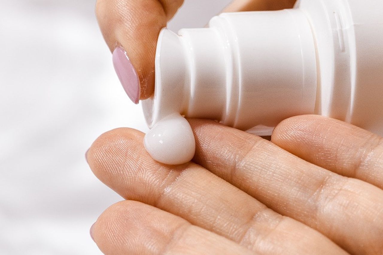 How To Use Sunscreen After Or Before Traveling? Let's Find Out The Order Here