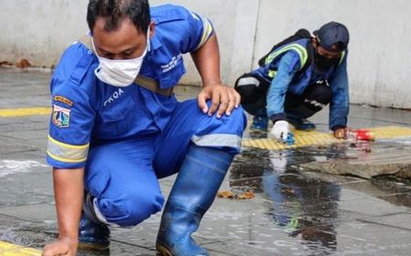 Petugas ‘Gerebek’ Trotoar Jalan Sudirman, Bersih-bersih Agar Pejalan Kaki Nyaman