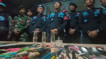 سجناء سجن سيانجور لا يزالون ينامون بعد العمل بعد الزلزال ، عندما تمت مداهمته ، تم العثور على أسلحة حادة محلية الصنع