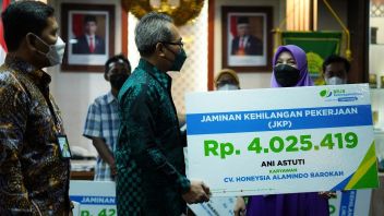 2名被解雇的日惹居民获得400万印尼盾的失业保证赔偿