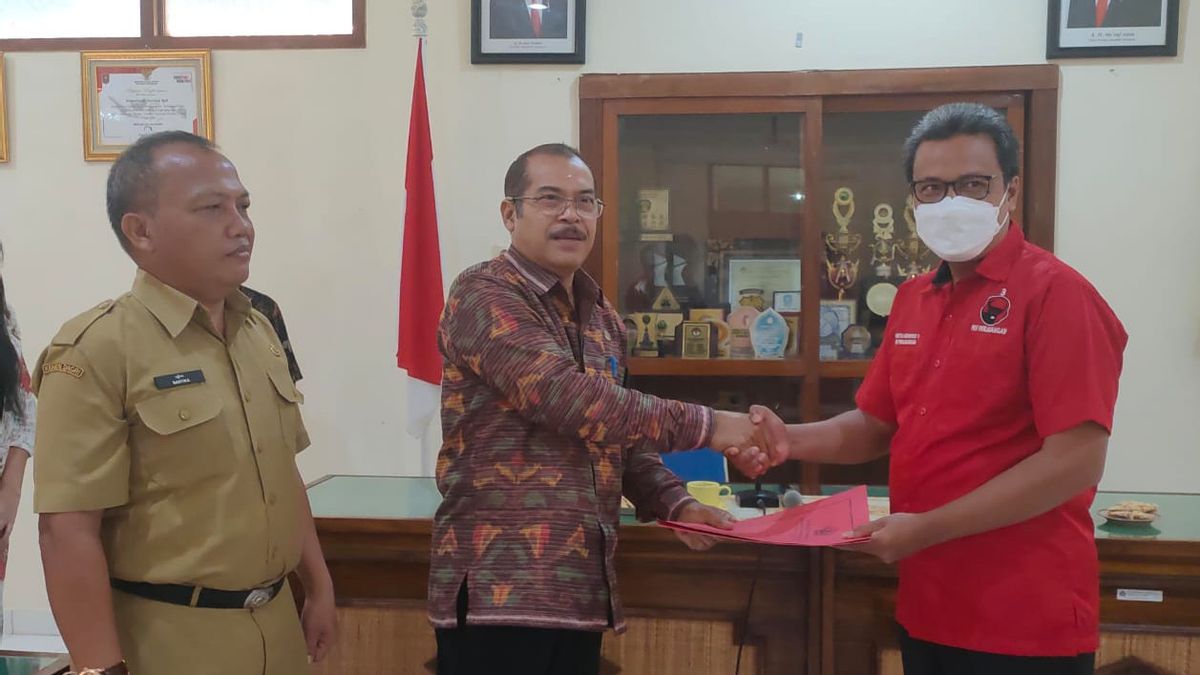 حكومة مقاطعة بالي تقدم مساعدة مالية للحزب السياسي بقيمة 16.46 مليار روبية إندونيسية ، و PDIP تحصل على 9.81 مليار روبية إندونيسية