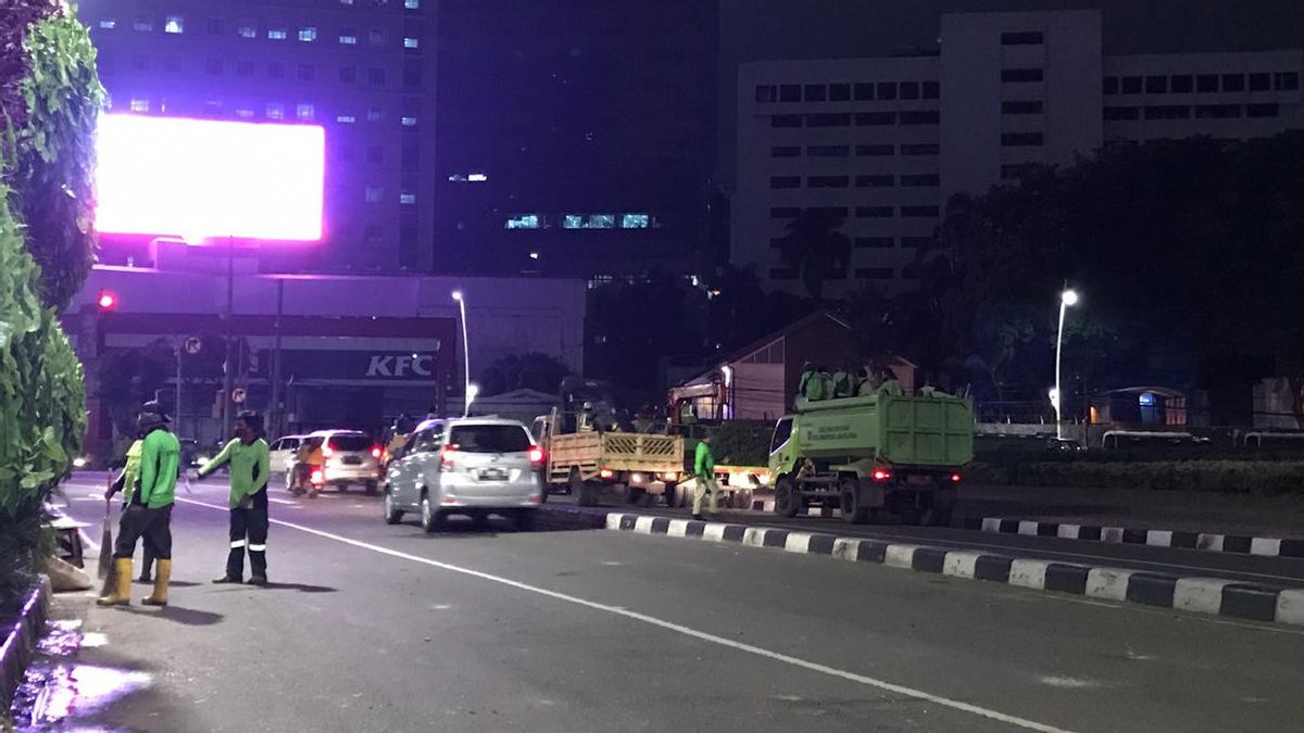 Pedih Sisa Gas Air Mata di Tugu Tani Usai Ricuh, Giliran Petugas Bersihkan Sampah