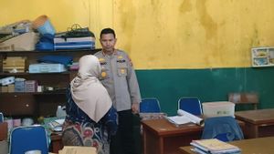 Prihatin Atap Sekolah Jebol, Polresta Bogor Turun Tangan Perbaiki