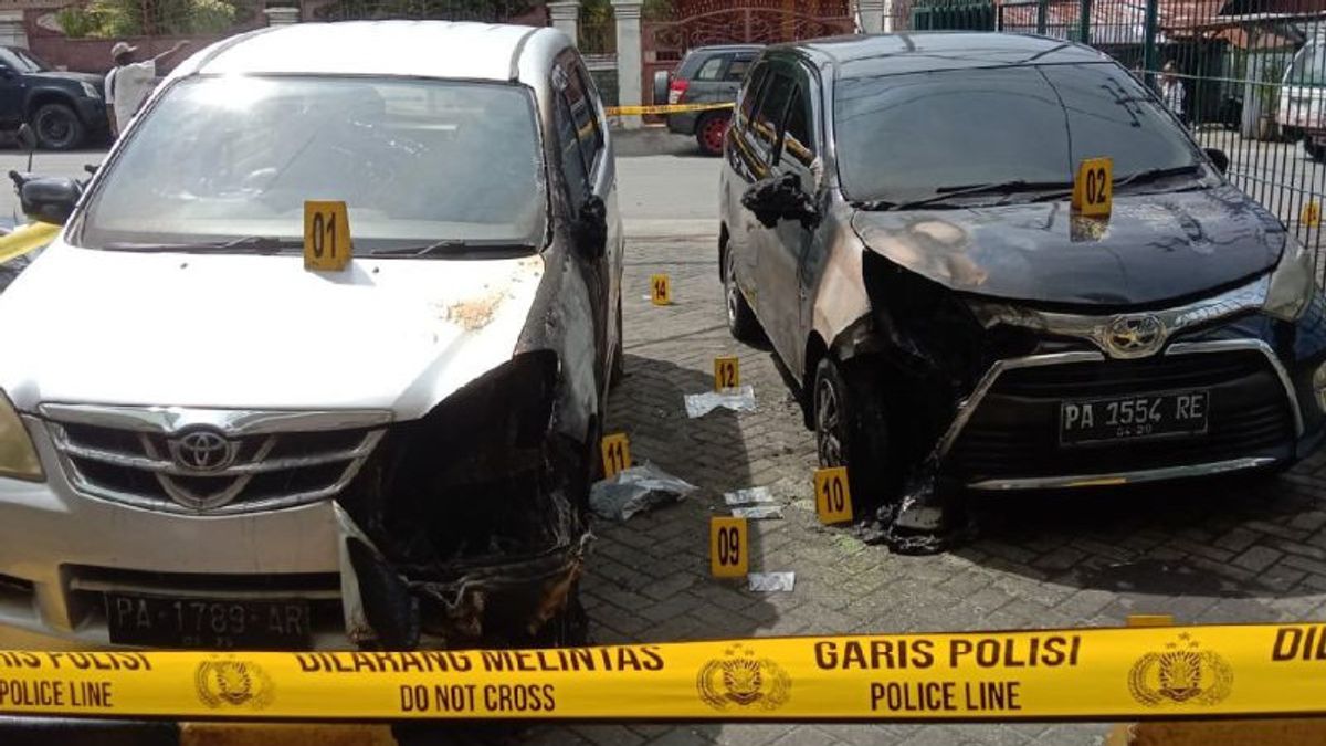 2 Cars Burned Due To Molotov Terror Bombing To The Jayapura Jubi Media Office, Police Process Crime Scene