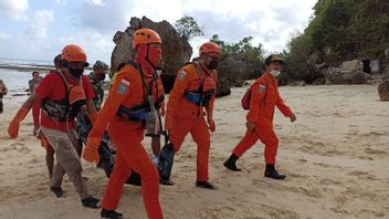 L’équipe SAR Trouve Le Corps D’un Enseignant De Surabaya Qui A été Traîné Par Les Courants à Dreamland Beach