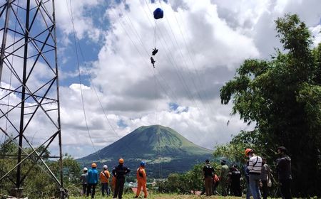 Penerjun Payung yang Tersangkut di SUTT Tomohon-Tasikria Selamat