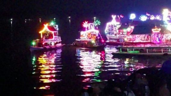 Karnaval Kelotok Hias di Sungai Mentaya Disambut Antusias Warga