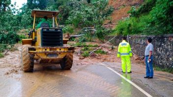 The West Sumatra-Bengkulu Route Was Cut Off Due To A Landslide