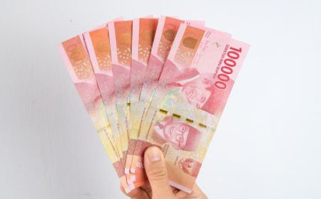 Rupiah Awal Pekan Menguat ke Rp14.253, Pengaruh dari Sentimen Evergrande dan Tapering-Off