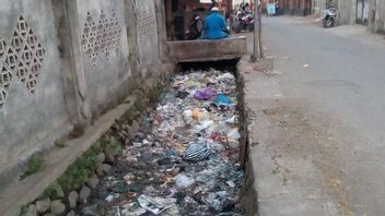 Satpol PP Pemkab Agam Tegur Pedagang Pecel Lele yang Viral Buang Sampah ke Selokan