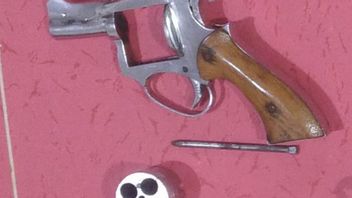 4 People Arrested In Metro, Police Find Sabu And Revolver Assembled