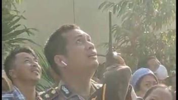 Says 'Honey, Come Down' Police Commissioner Manapar Situmeang Melts Mother's Heart In Riau, Willing To Be Evacuated From 40 Meters Sutet Tower
