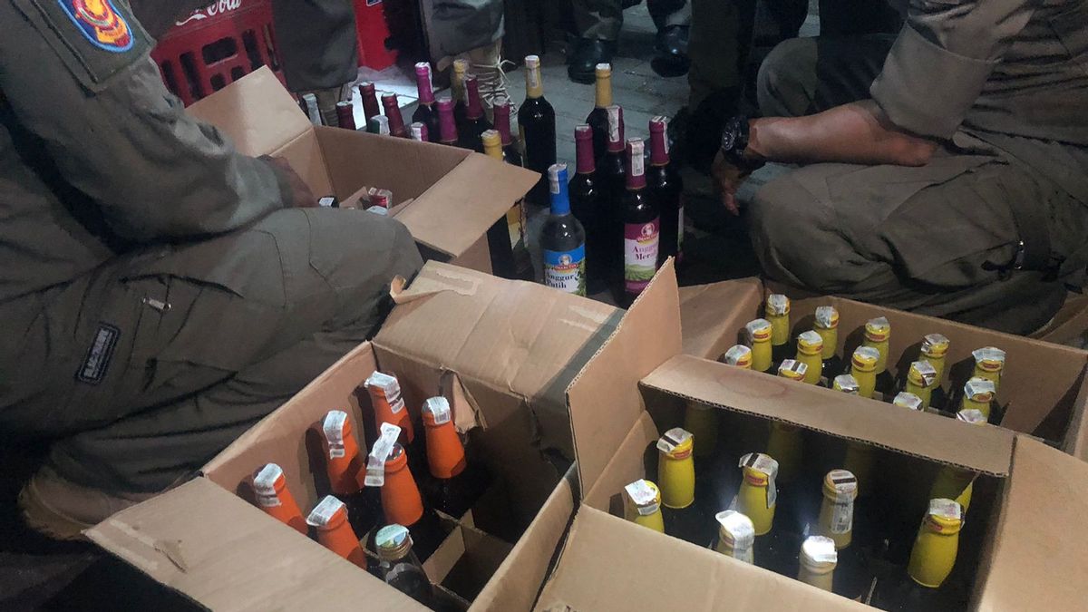 Satpol PP Seizes Hundreds Of Bottles Of Alcohol From Raids In A Number Of Remang Stalls In The Cakung Area