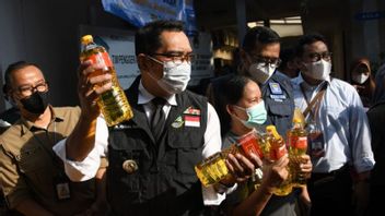 Ridwan Kamil Checks Cooking Oil Prices In Bandung