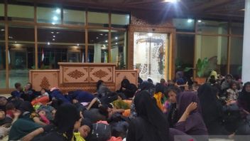 Residents Move 135 Rohingya Refugees To Aceh Governor's Office