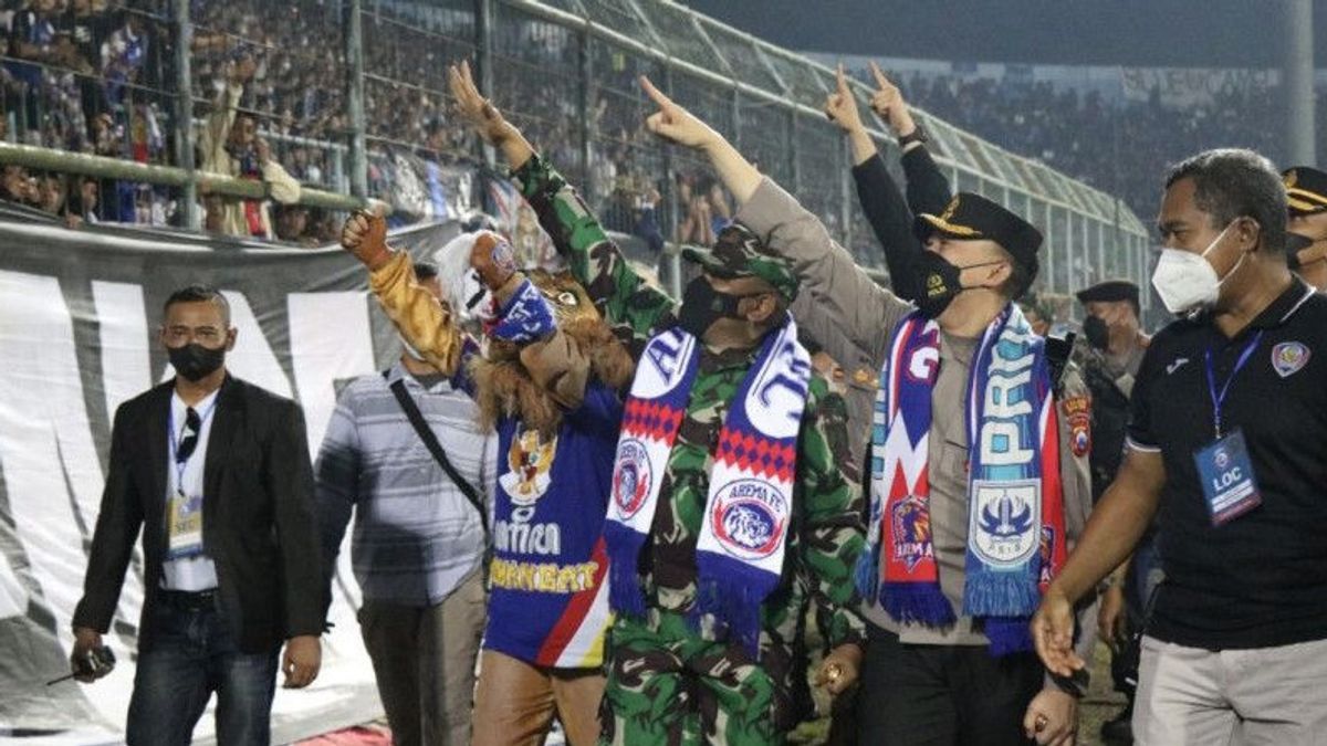 Berkalung Syal Singo Edan, Kapolres Malang AKBP Ferli Hidayat Dinobatkan Jadi Warga Kehormatan Aremania