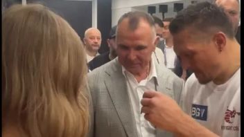 After KO Dubois, Usyk Signs The Mini Pants Of The Ring Girls