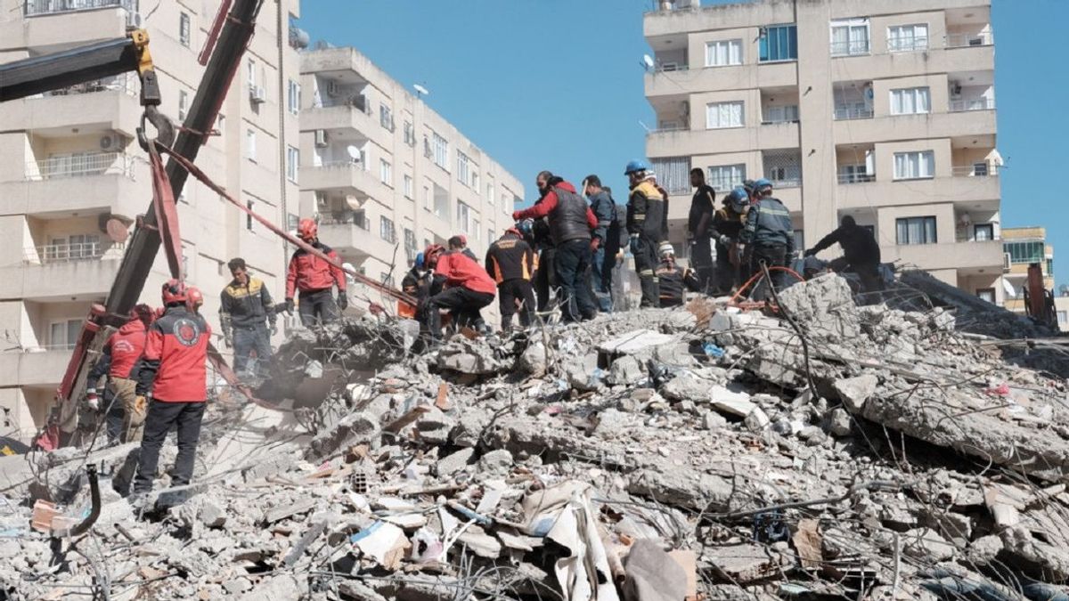 Memulihkan Trauma Anak Korban Gempa Turki dengan Coretan Warna