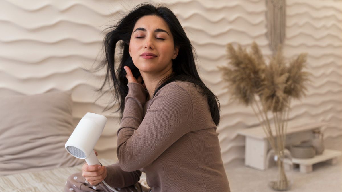 Here's How To Blow Your Own Hair At Home, The Result Is Like Salon!