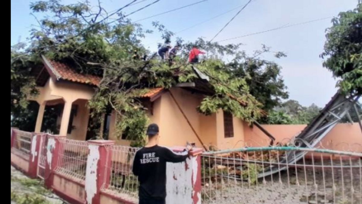 Strong Wind Hit Pandeglang 2 People Died