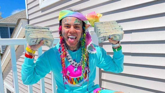 6ix9ine Tuduh Justin Bieber dan Ariana Grande Beli Posisi No. 1 Billboard