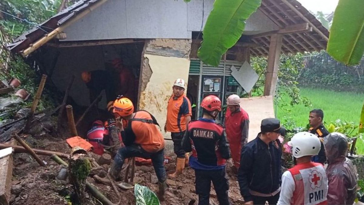 Tebing 7 Meter Timpa Rumah Warga di Sukabumi, Bapak dan Anak Tertimbun Longsor di Tengah Guyuran Hujan