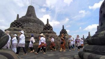 Umat Buddha Sambangi Candi Borobudur Berdoa untuk Palestina