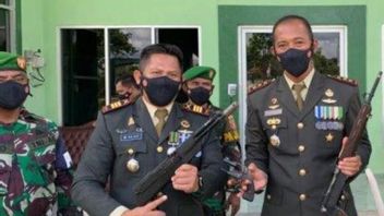 Warga Kabupaten Penajam Serahkan Senjata Api Buatan AS Rakitan 1928 ke TNI