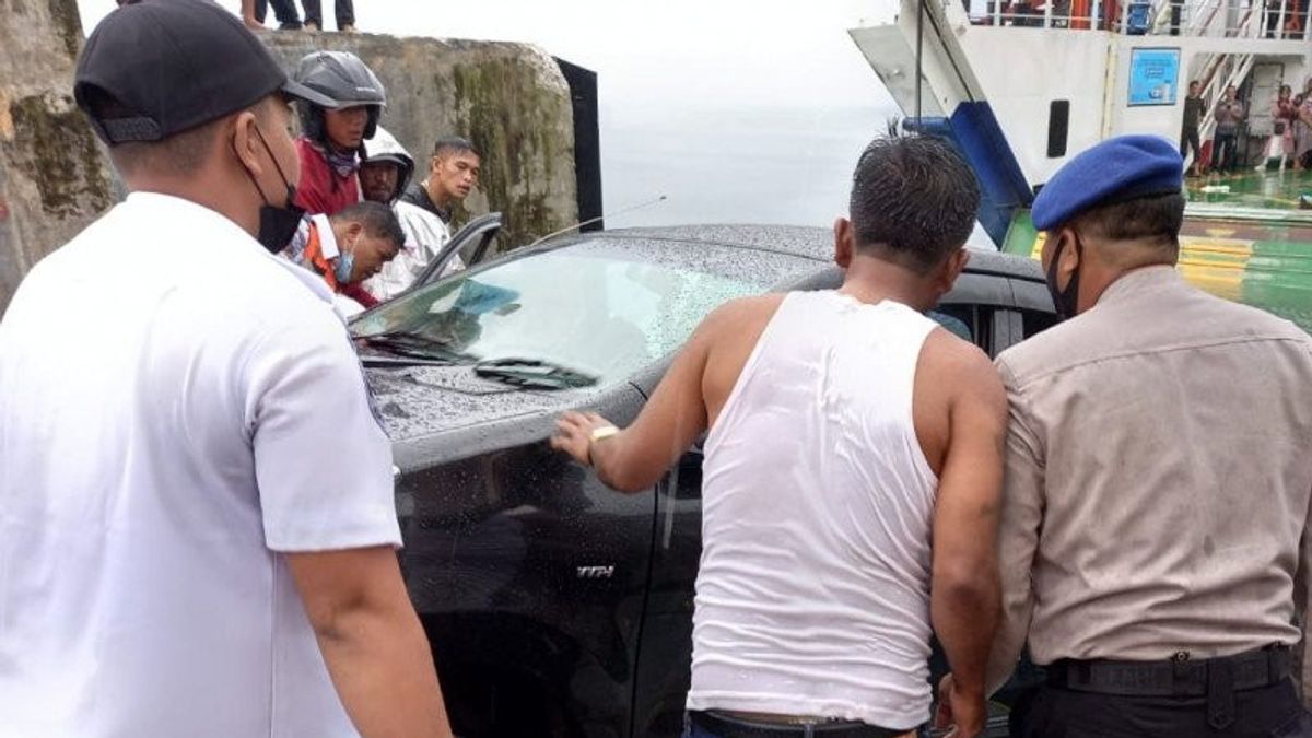 警方调查阿凡扎汽车在托巴湖的船相撞事件